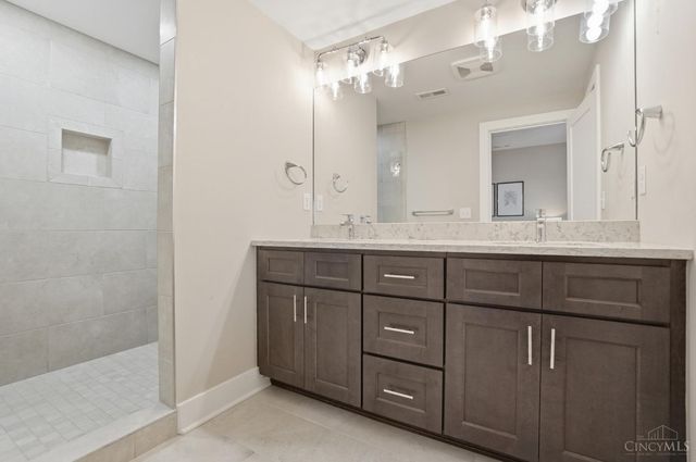 2711 Hyde Park Avenue, Cincinnati, OH 45209