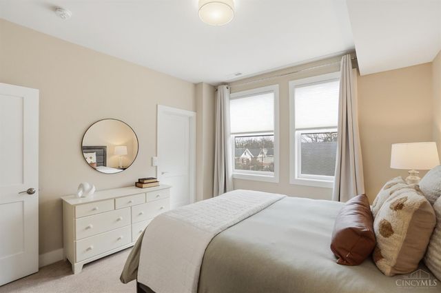 2711 Hyde Park Avenue, Cincinnati, OH 45209