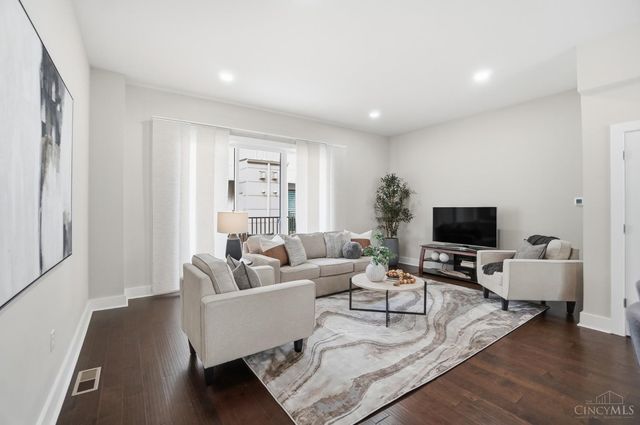 2711 Hyde Park Avenue, Cincinnati, OH 45209