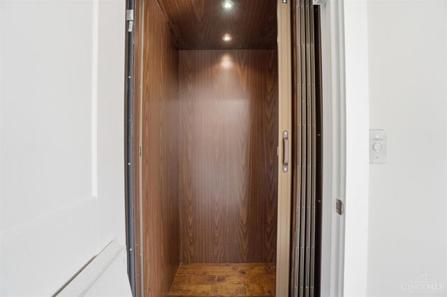 2711 Hyde Park Avenue, Cincinnati, OH 45209