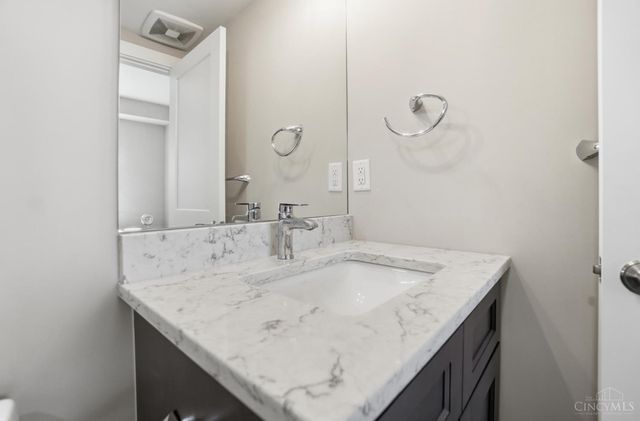 2711 Hyde Park Avenue, Cincinnati, OH 45209