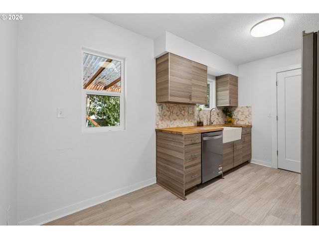 9714 N VAN HOUTEN Ave, Portland, OR 97203