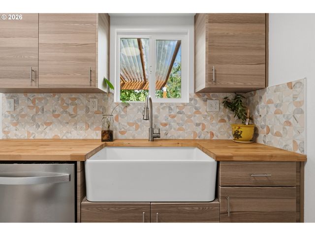 9714 N VAN HOUTEN Ave, Portland, OR 97203