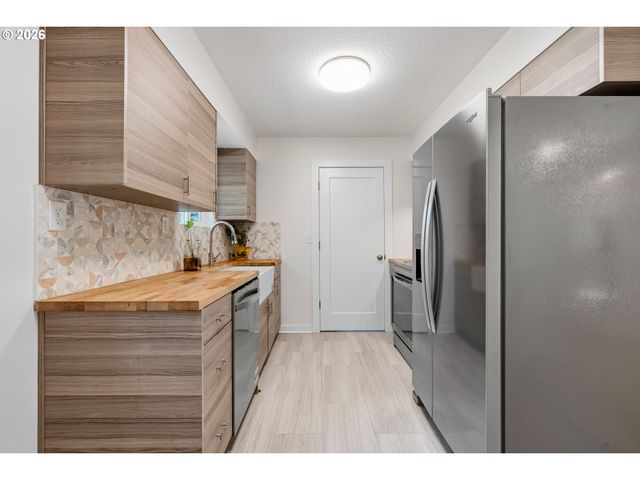 9714 N VAN HOUTEN Ave, Portland, OR 97203