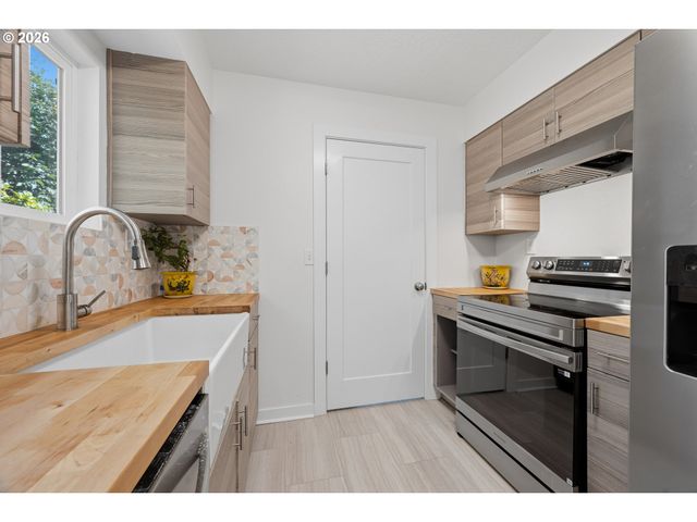 9714 N VAN HOUTEN Ave, Portland, OR 97203