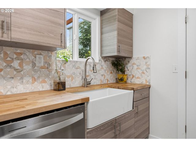 9714 N VAN HOUTEN Ave, Portland, OR 97203
