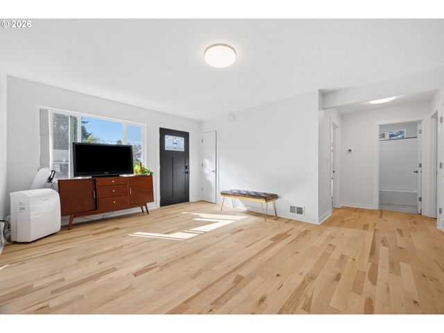 9714 N VAN HOUTEN Ave, Portland, OR 97203