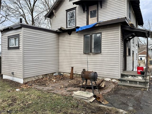 22 Brighton Drive, Akron, OH 44301