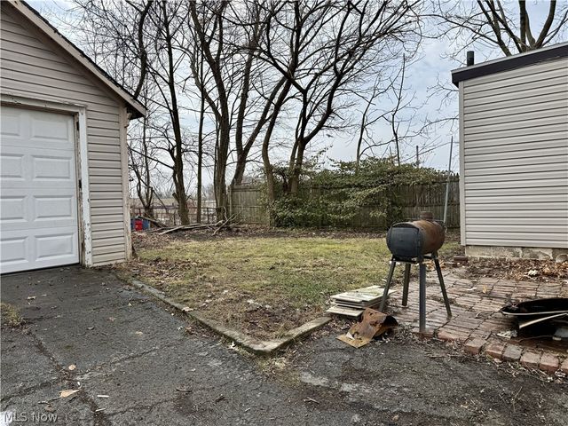 22 Brighton Drive, Akron, OH 44301