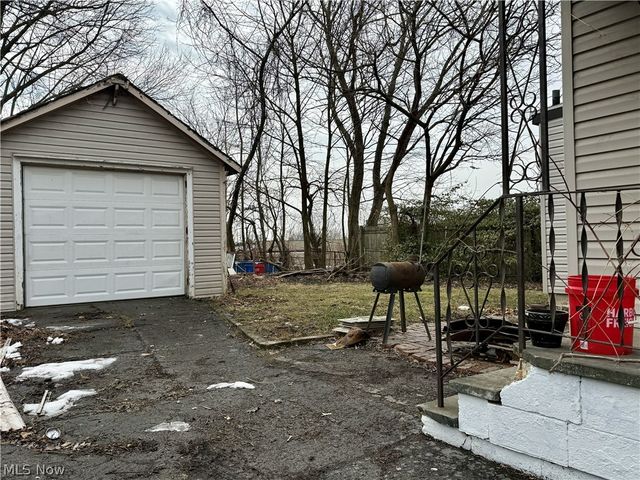 22 Brighton Drive, Akron, OH 44301
