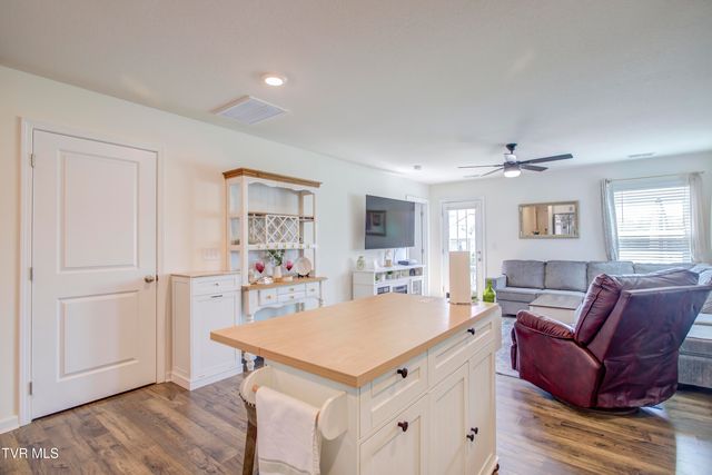 389 Arrowhead Drive, Johnson City, TN 37601