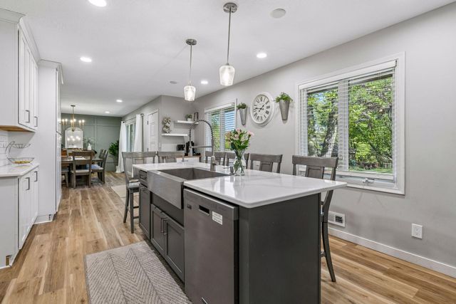 1105 Lakeview Drive, Burnsville, MN 55337