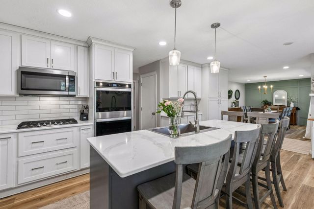 1105 Lakeview Drive, Burnsville, MN 55337
