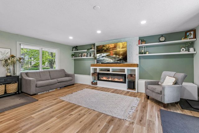 1105 Lakeview Drive, Burnsville, MN 55337
