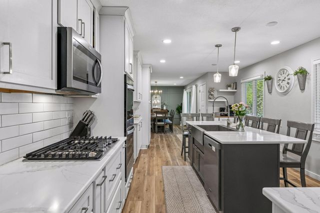 1105 Lakeview Drive, Burnsville, MN 55337