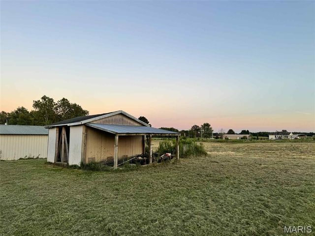 3495 Miles Station Road, Brighton, IL 62012