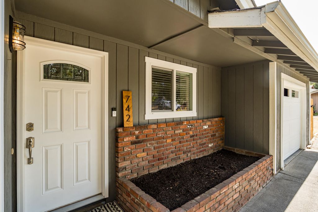 742 SE Sun Lane, Bend, OR 97702