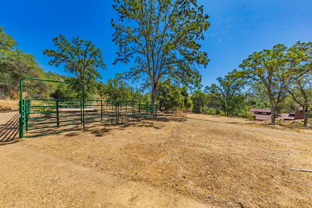 Image 19 of property listing at 49610 House Ranch Road, O Neals, CA 93645