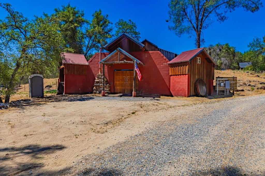 Image 4 of property listing at 49610 House Ranch Road, O Neals, CA 93645