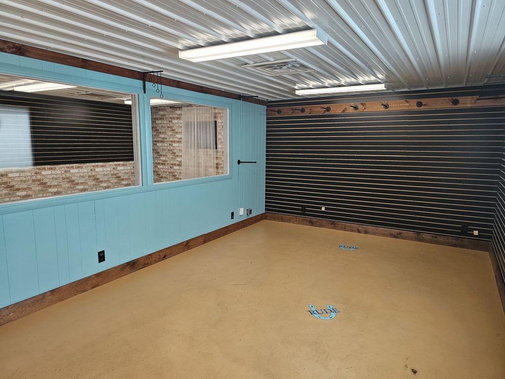 Image 12 of property listing at 1406 Salem Road, Mt Vernon, IL 62864