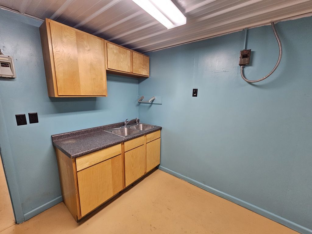 Image 16 of property listing at 1406 Salem Road, Mt Vernon, IL 62864
