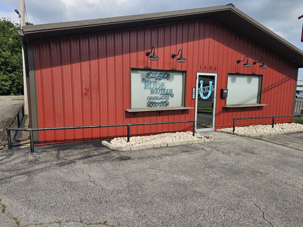 Image 3 of property listing at 1406 Salem Road, Mt Vernon, IL 62864