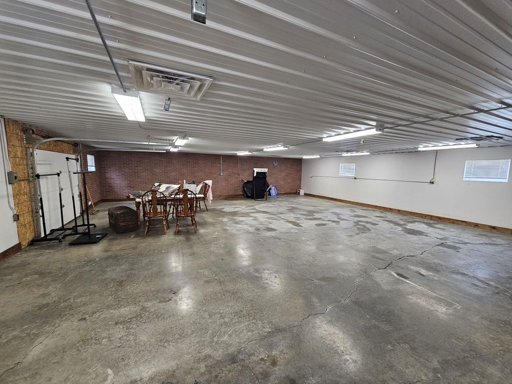 Image 23 of property listing at 1406 Salem Road, Mt Vernon, IL 62864