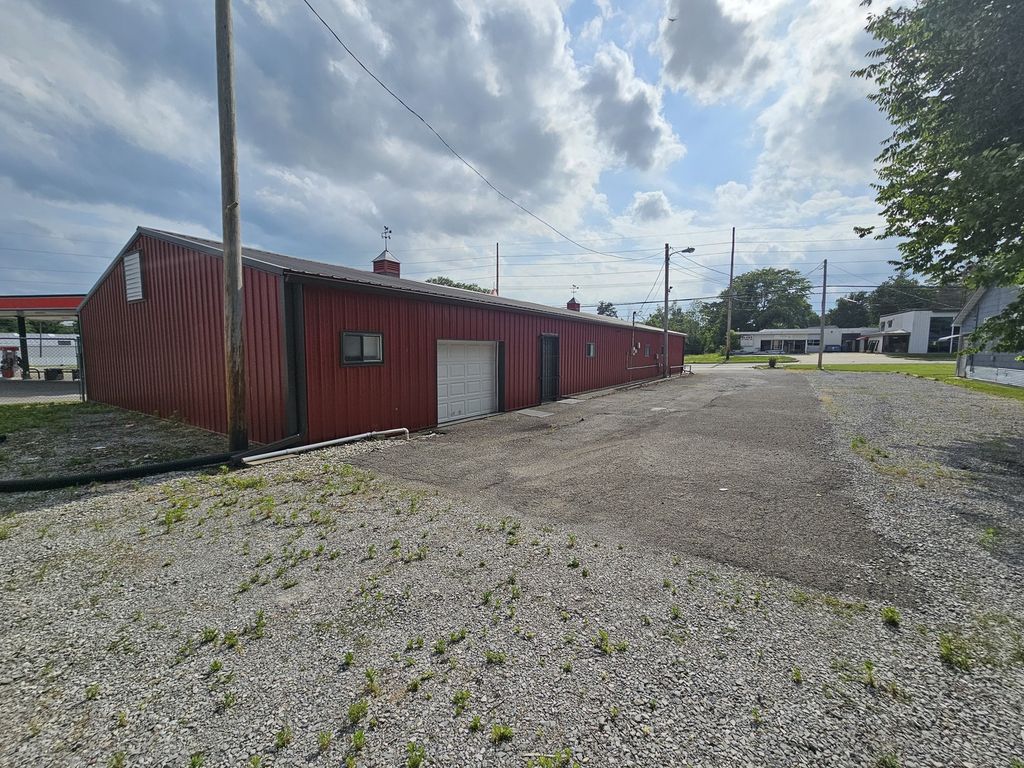 Image 5 of property listing at 1406 Salem Road, Mt Vernon, IL 62864