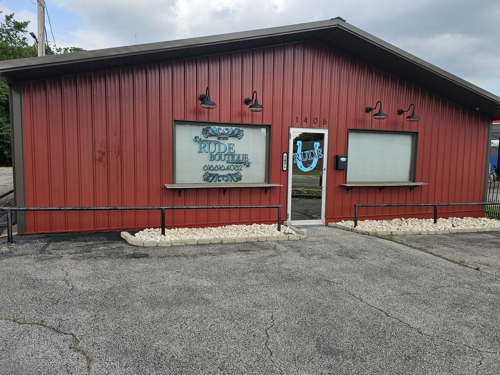 Image 7 of property listing at 1406 Salem Road, Mt Vernon, IL 62864