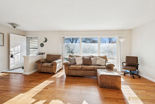 606 Edwards Avenue, West Dundee, IL 60118