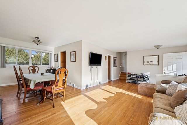 606 Edwards Avenue, West Dundee, IL 60118