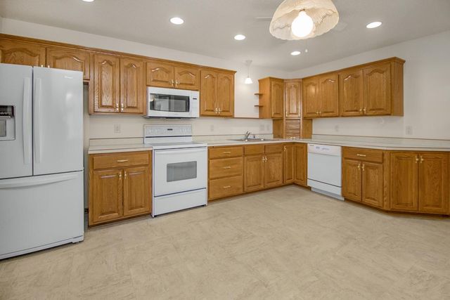 2224 Pinewood Drive, Shakopee, MN 55379