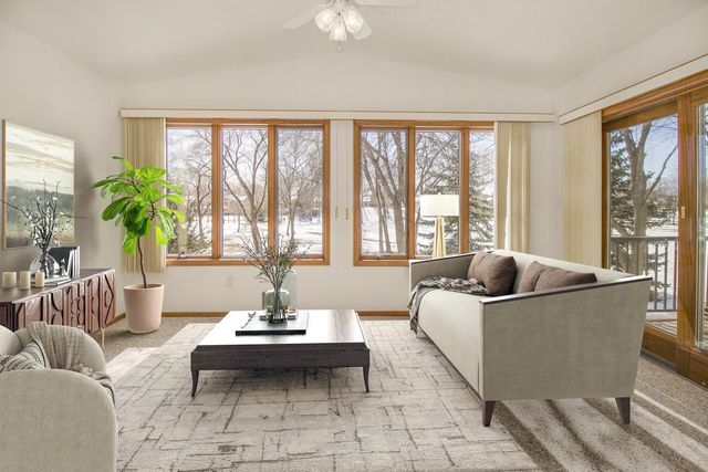 2224 Pinewood Drive, Shakopee, MN 55379