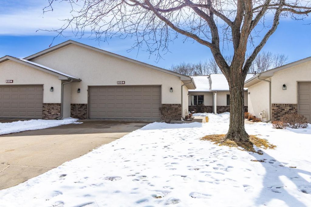 2224 Pinewood Drive, Shakopee, MN 55379