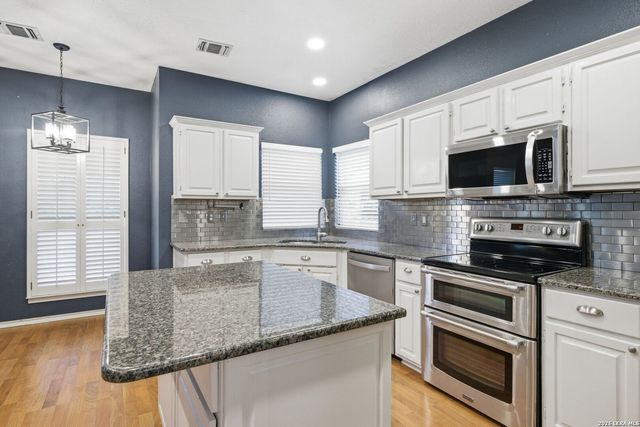 4122 LEGEND BEND DR, San Antonio, TX 78230