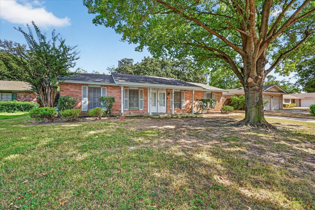 3016 Friendswood Drive, Arlington, TX 76013 — exterior