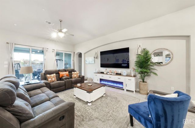 7010 Cattail Creek Way, Bakersfield, CA 93311