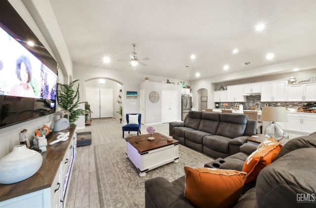 7010 Cattail Creek Way, Bakersfield, CA 93311