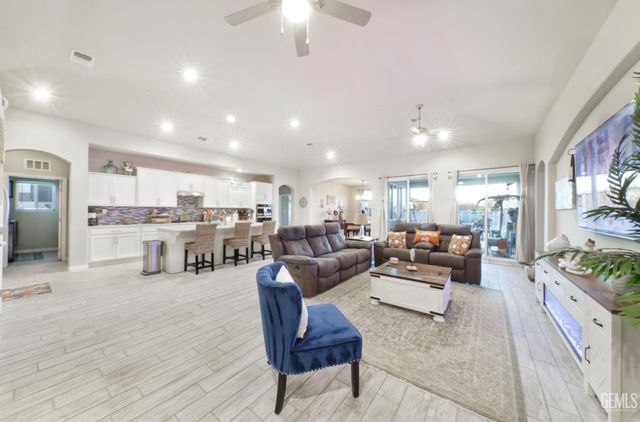 7010 Cattail Creek Way, Bakersfield, CA 93311