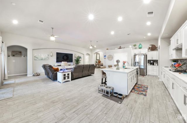 7010 Cattail Creek Way, Bakersfield, CA 93311