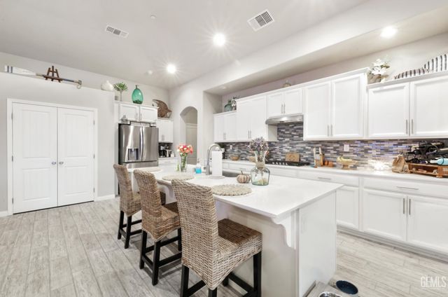7010 Cattail Creek Way, Bakersfield, CA 93311