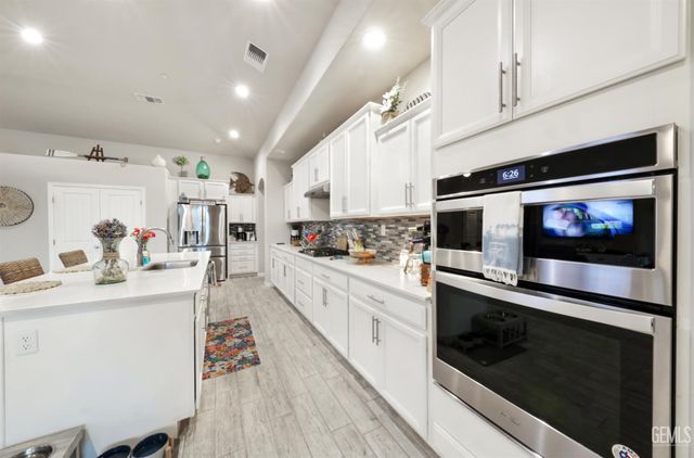 7010 Cattail Creek Way, Bakersfield, CA 93311