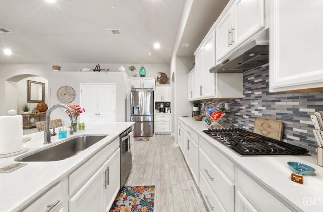7010 Cattail Creek Way, Bakersfield, CA 93311