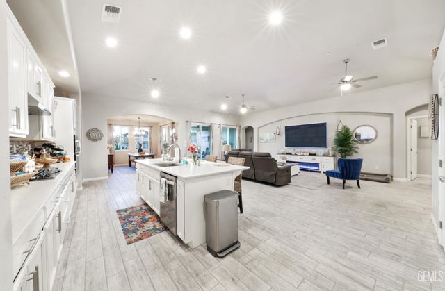 7010 Cattail Creek Way, Bakersfield, CA 93311
