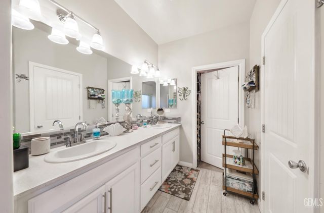 7010 Cattail Creek Way, Bakersfield, CA 93311
