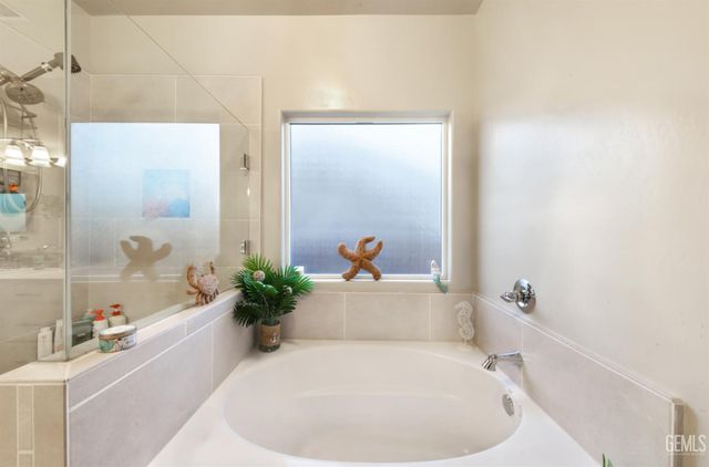 7010 Cattail Creek Way, Bakersfield, CA 93311