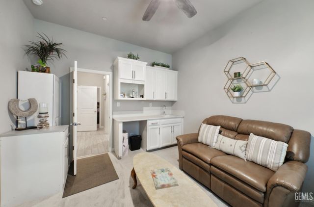 7010 Cattail Creek Way, Bakersfield, CA 93311