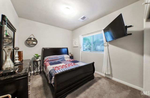 7010 Cattail Creek Way, Bakersfield, CA 93311