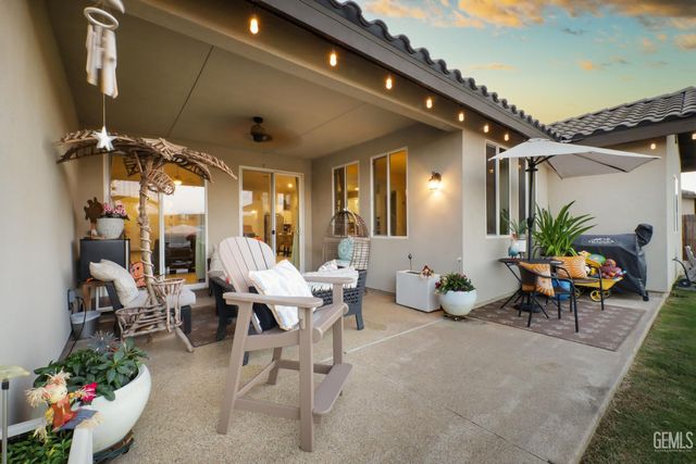 7010 Cattail Creek Way, Bakersfield, CA 93311