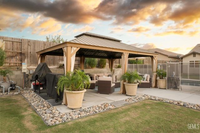 7010 Cattail Creek Way, Bakersfield, CA 93311